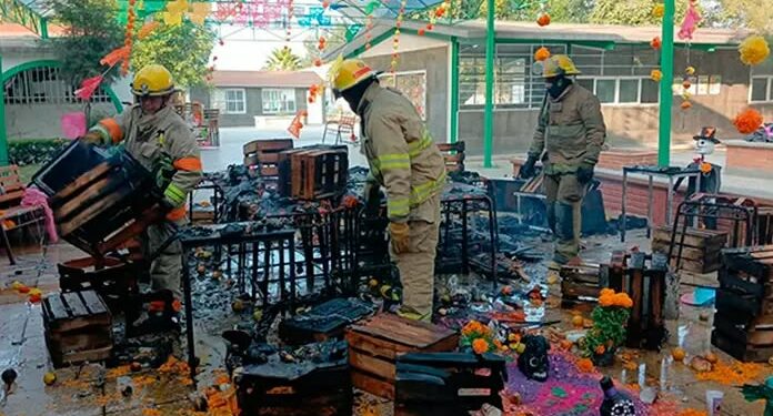 Incendio consume altar de muertos en secundaria de Villa de Pozos