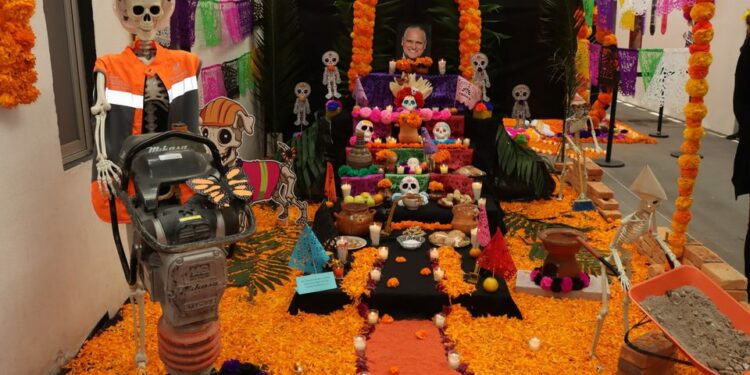 Instalan altares de muertos en la Unidad Administrativa Municipal