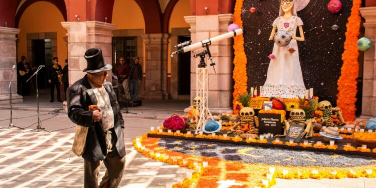 UASLP dedica su Altar de Muertos a la científica Julieta Fierro