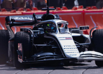 Checo Pérez reúne a más de 100 mil personas durante exhibición en Reforma