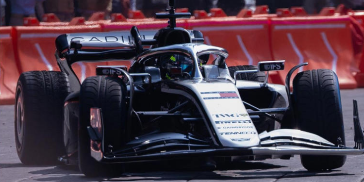 Checo Pérez reúne a más de 100 mil personas durante exhibición en Reforma