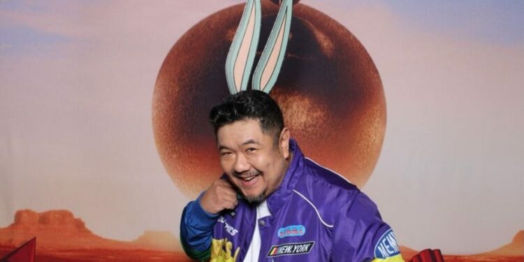 Muere Eric Bauza, actor de doblaje que dio voz a Bugs Bunny y el Pato Lucas, a los 46 años