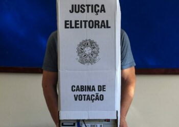 Brasil inicia elecciones presidenciales con Lula y Flávio Bolsonaro como principales contendientes