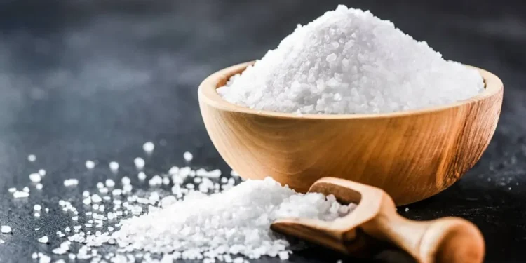 Qué efectos tiene el exceso de sal sobre el hígado y por qué puede elevar el riesgo de enfermedades hepáticas