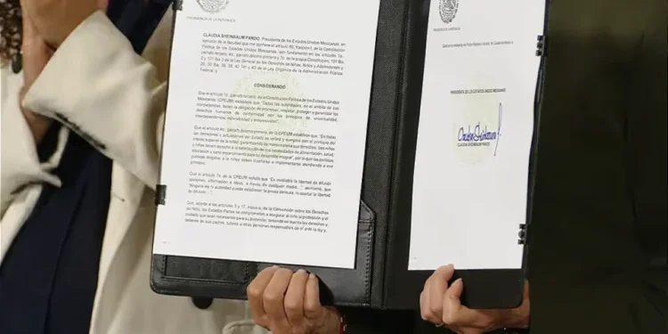 Sheinbaum firma decreto que prohíbe contenido violento para menores
