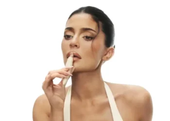 Así es la rutina de noche de Kylie Jenner: los productos clave y el paso a paso para mantener una piel radiante