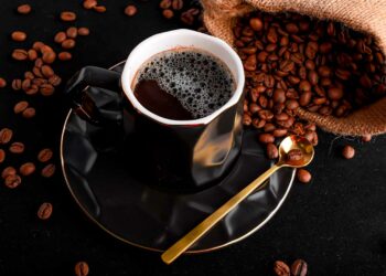 ¿Más café, mejor ánimo? Estudio encuentra efectos positivos de la cafeína en la microbiota intestinal y el bienestar emocional
