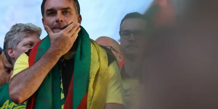 Investigan posible salida de Flávio Bolsonaro de Brasil tras derrota electoral