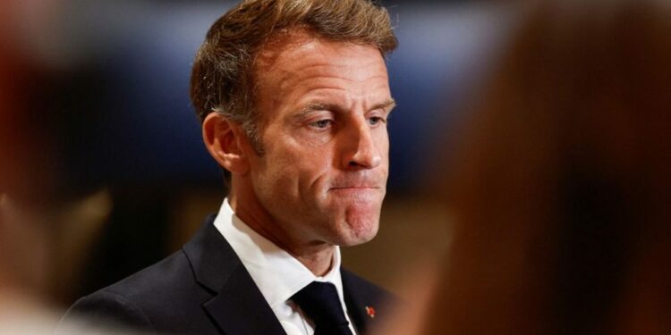 Macron reconoce que ‘quizá’ no ha hecho lo suficiente por los jóvenes