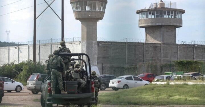 Separan a director de penal de Mazatlán tras riñas que dejaron 12 muertos