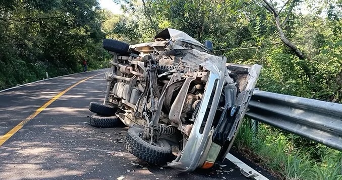 Choque y volcadura en la Valles-Rioverde deja lesionados