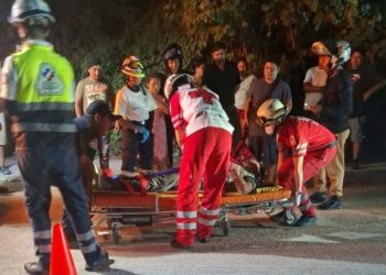 Fuerte caída de motociclista lo lleva al hospital en Valles