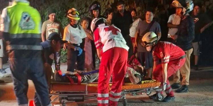 Fuerte caída de motociclista lo lleva al hospital en Valles