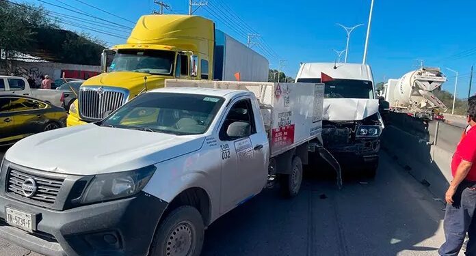 Tráiler provoca carambola en Periférico Oriente; no hubo lesionados