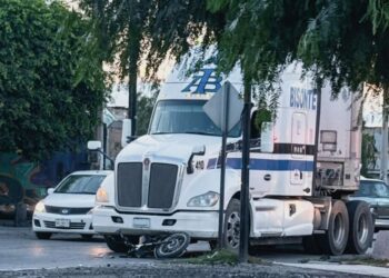 Tráiler embiste a motociclista y lo deja gravemente herido en avenida Salk