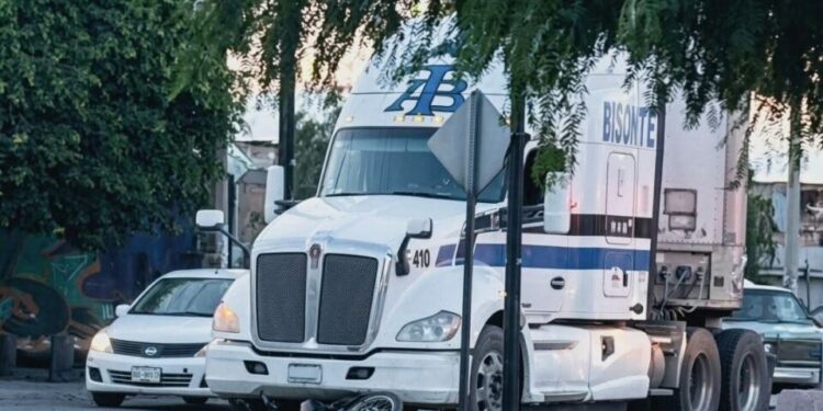 Tráiler embiste a motociclista y lo deja gravemente herido en avenida Salk