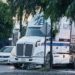 Tráiler embiste a motociclista y lo deja gravemente herido en avenida Salk