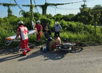 Camioneta embiste a motociclista en acceso a la zona Tének