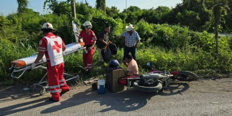 Camioneta embiste a motociclista en acceso a la zona Tének