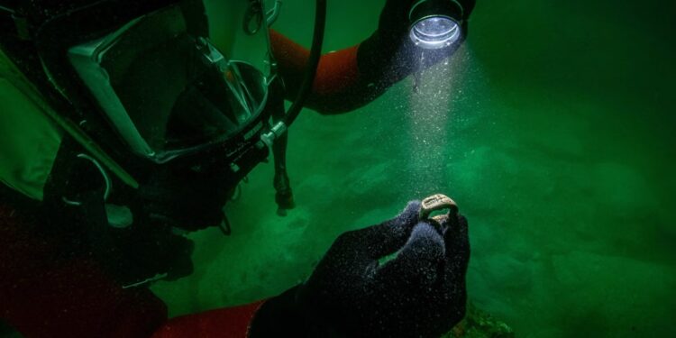 Descubren un anillo con la imagen del Faro de Alejandría en una excavación submarina