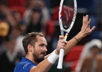 Medvedev se benefició del abandono de Bublik y solo Basilashvili lo separa del bicampeonato en Almaty