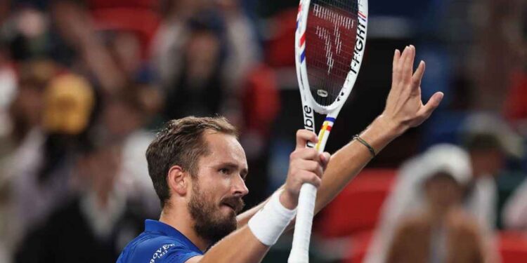 Medvedev se benefició del abandono de Bublik y solo Basilashvili lo separa del bicampeonato en Almaty