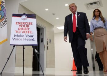 Trump emite voto anticipado para elecciones de medio término en Florida