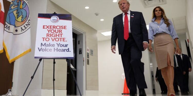 Trump emite voto anticipado para elecciones de medio término en Florida