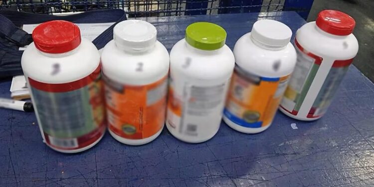 Aseguran en el AICM más de 8 mil pastillas ocultas en frascos de suplementos falsos