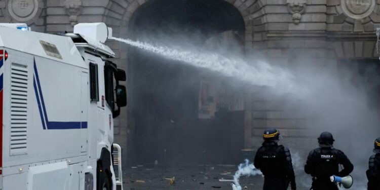 Más de 400 mil franceses desafían a Macron; estallan enfrentamientos en París