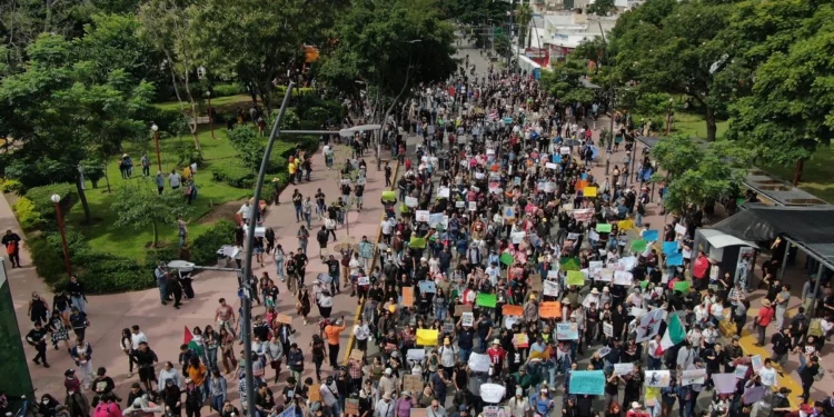 Inicia con altercado la segunda megamarcha por agua limpia en Guadalajara