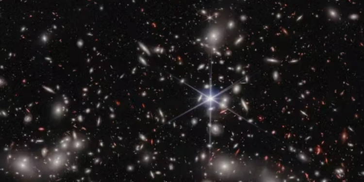 ¿Por qué el telescopio espacial James Webb puede observar galaxias del universo temprano?