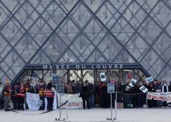 Estudiantes bloquean el acceso al Louvre en apoyo a las protestas de los institutos
