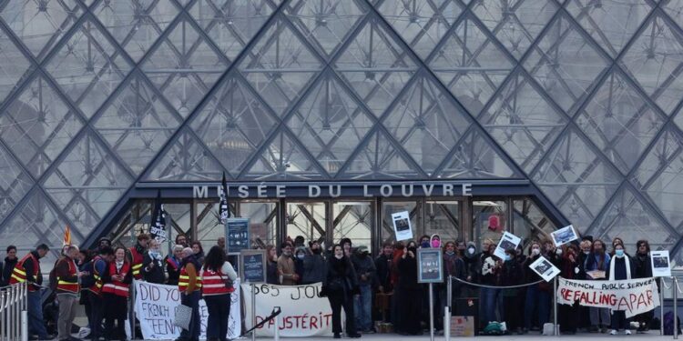 Estudiantes bloquean el acceso al Louvre en apoyo a las protestas de los institutos
