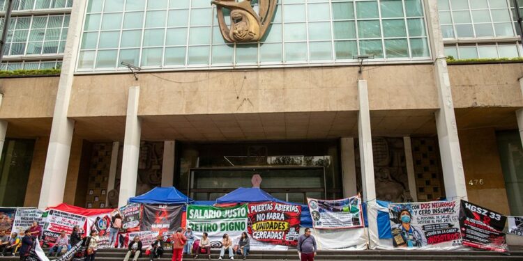 ‘No es un tema salarial’: trabajadores del IMSS exigen más presupuesto, personal e insumos