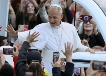 Papa León XIV vuelve al papamóvil tras cirugía por cáncer de pulmón