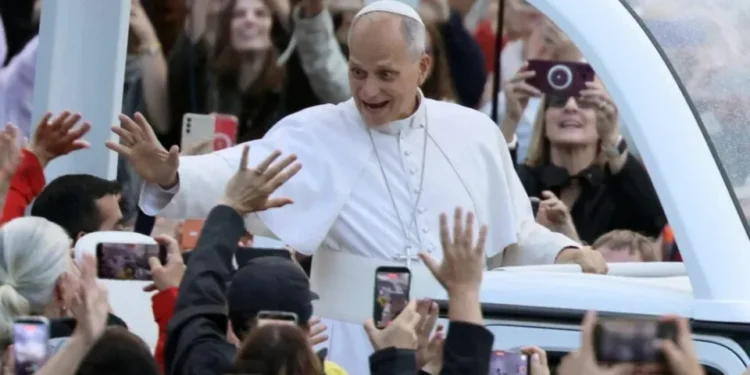 Papa León XIV vuelve al papamóvil tras cirugía por cáncer de pulmón