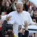 Papa León XIV vuelve al papamóvil tras cirugía por cáncer de pulmón