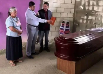 Investigan a pastor por simular muerte y resurrección de su hija en pleno funeral; la joven pasó 8 horas en un ataúd