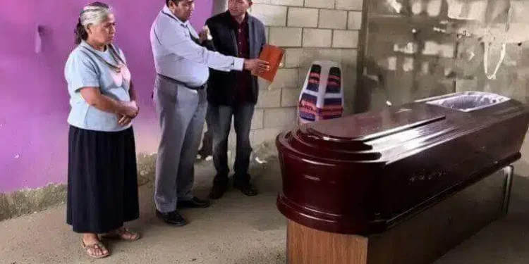 Investigan a pastor por simular muerte y resurrección de su hija en pleno funeral; la joven pasó 8 horas en un ataúd