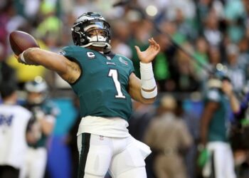 Diagnostican a Jalen Hurts con trombosis venosa profunda y embolia pulmonar; estaría fuera toda la temporada