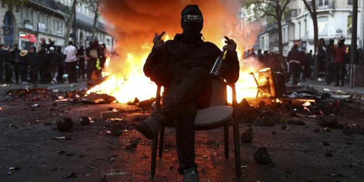 Gobierno francés pedirá toques de queda parciales ante la ola de disturbios y saqueos