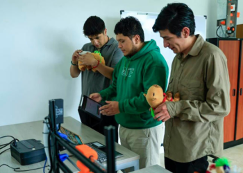 Ecuador desarrolla un robot con forma de capibara para apoyar a niños con autismo