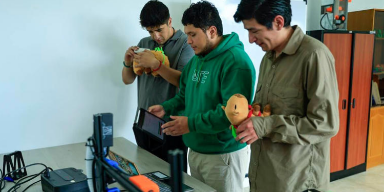 Ecuador desarrolla un robot con forma de capibara para apoyar a niños con autismo
