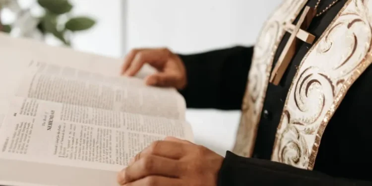 Iglesia alerta por falsos sacerdotes que operan sin respaldo en México