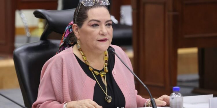 Sheinbaum pide auditorías en el INE y rechaza privilegios ante polémica por salón del AICM