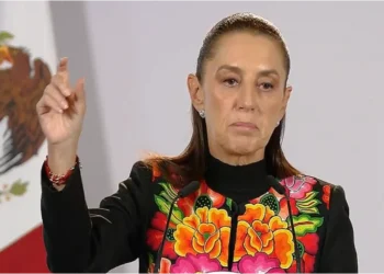 Sheinbaum anuncia reunión con transportistas por cambios fiscales e inseguridad en carreteras