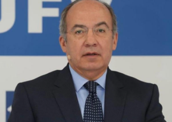 Felipe Calderón reacciona a la destrucción de su estatua en Los Pinos: “Son unos miserables”