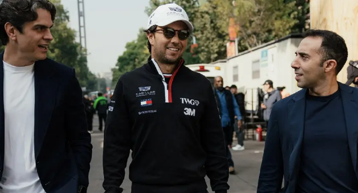 Checo Pérez realiza exhibición en Paseo de la Reforma antes del Gran Premio